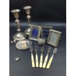 A QUANTITY OF SILVER HALLMARKED ITEMS TO INCLUDE A PAIR OF WEIGHTED CANDLESTICKS HEIGHT 21.5cms, A