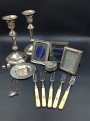 A QUANTITY OF SILVER HALLMARKED ITEMS TO INCLUDE A PAIR OF WEIGHTED CANDLESTICKS HEIGHT 21.5cms, A