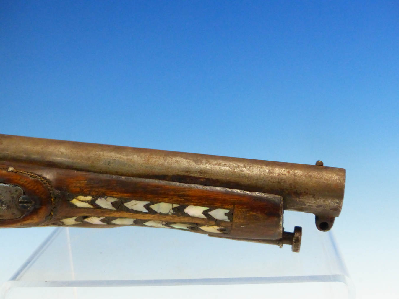 AN AFRICAN DECORATED PERCUSSION CAP PISTOL AND RAMROD, THE WOODWORK INLAID WITH MOTHER OF PEARL, THE - Bild 4 aus 8