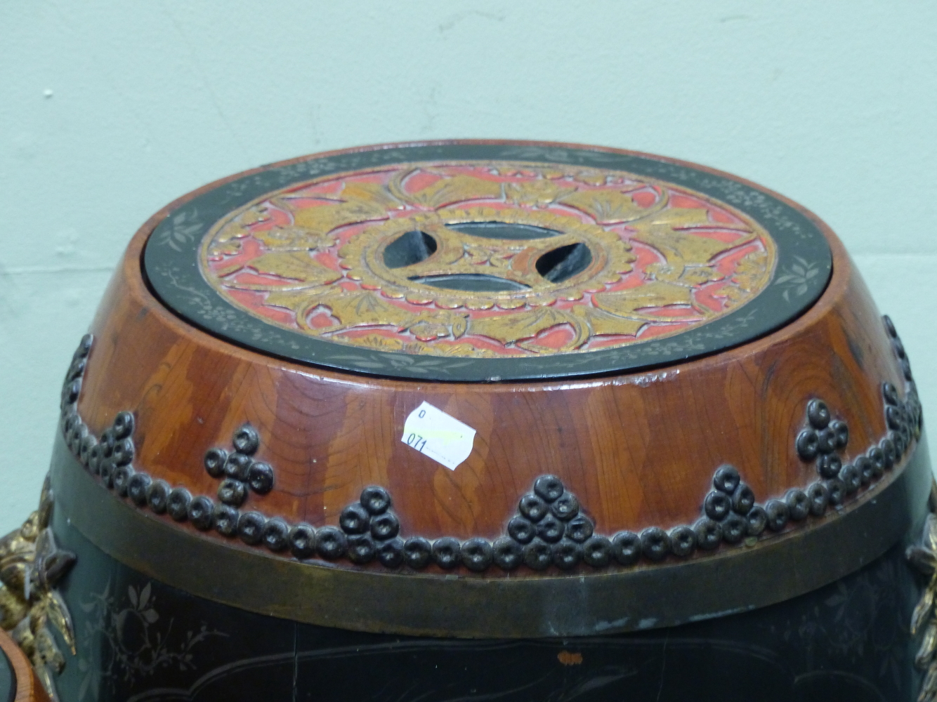 A PAIR OF BLACK LACQUERED WOOD BARREL SHAPED JARS, THE RED GROUND COVERS WITH CASH MEDALLION INSET - Image 5 of 8