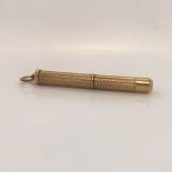 A 9ct YELLOW GOLD HALLMARKED RETRACTABLE TOOTHPICK WITH AN ENGINE TURNED TWIST ACTION BODY. WEIGHT