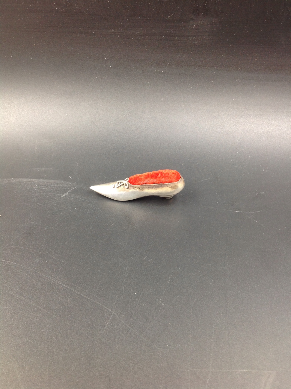 A SILVER HALLMARKED SHOE FORM PIN CUSHION, TOGETHER WITH A SILVER STAMP HOLDER, AND A WALKER'S - Image 15 of 17