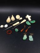 A QUANTITY OF IVORY, JADE, CARNEILIAN AND OTHER JEWELLERY TO INCLUDE A PAIR OF IVORY EARRINGS WITH