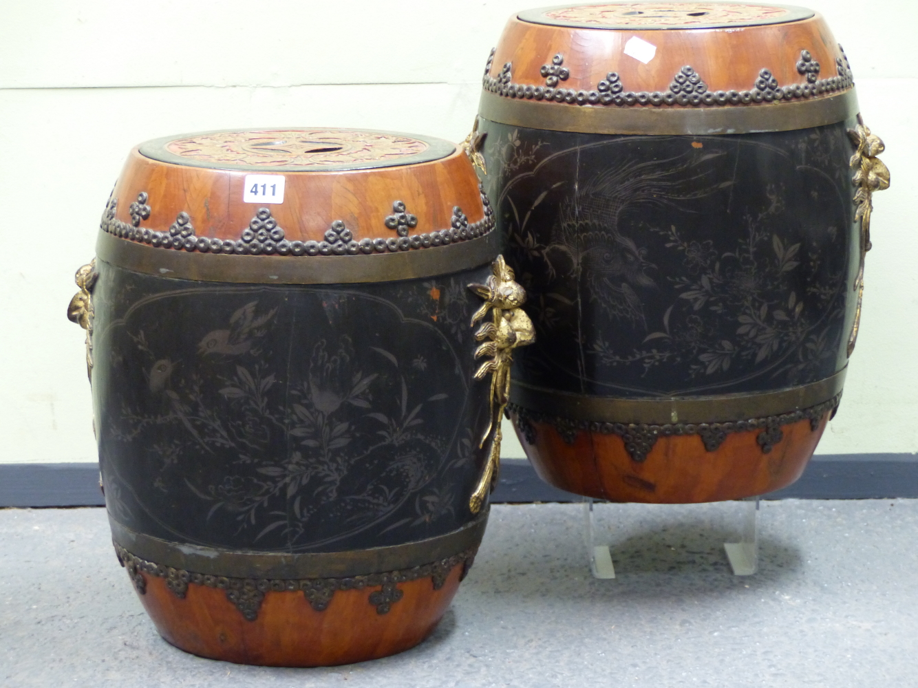 A PAIR OF BLACK LACQUERED WOOD BARREL SHAPED JARS, THE RED GROUND COVERS WITH CASH MEDALLION INSET - Image 2 of 8