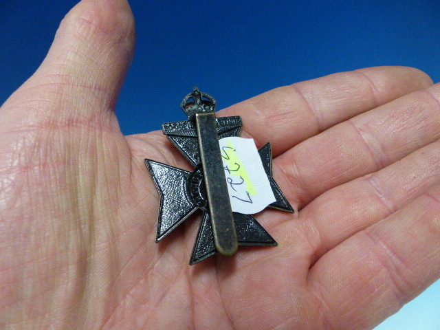 SEVEN VARIOUS CAP BADGES TOGETHER WITH COLDSTREAM GUARD PASSES FOR 1916 AND 1917. - Bild 5 aus 7