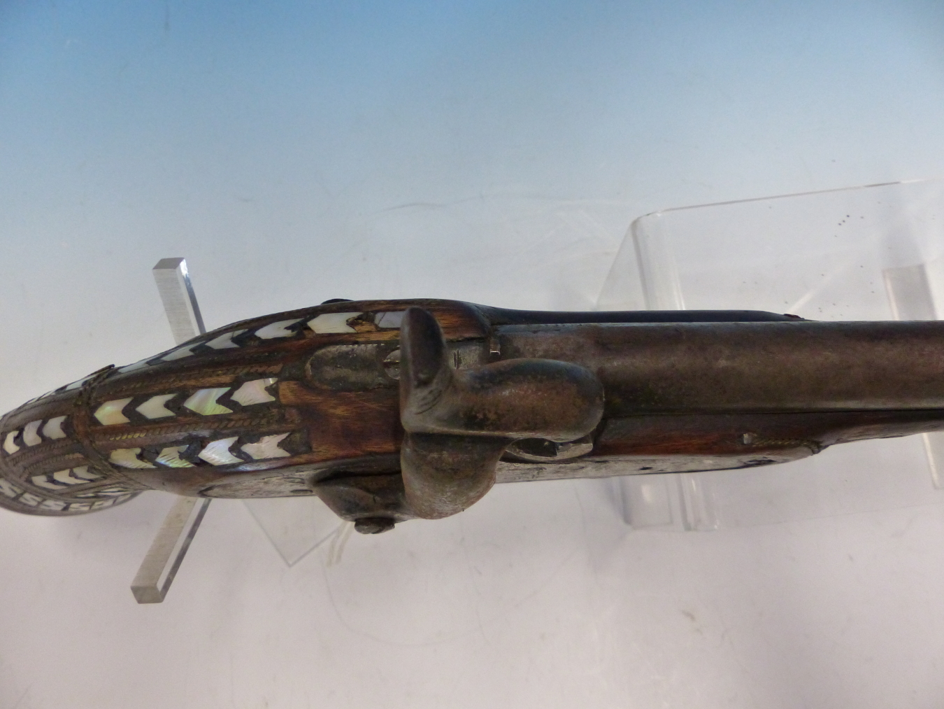 AN AFRICAN DECORATED PERCUSSION CAP PISTOL AND RAMROD, THE WOODWORK INLAID WITH MOTHER OF PEARL, THE - Bild 6 aus 8