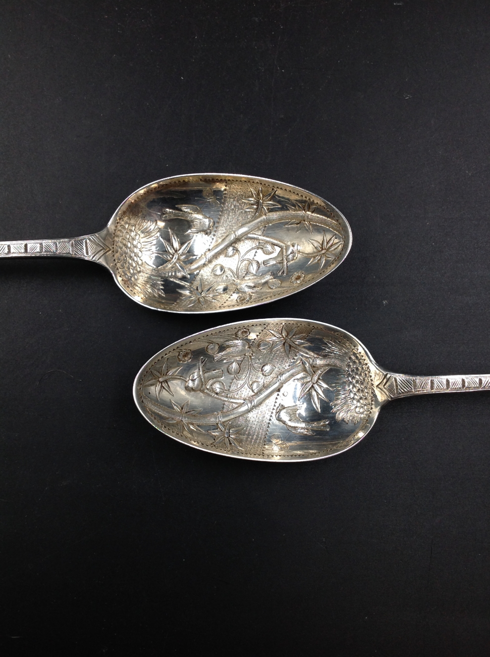 A PAIR OF GEORGIAN SILVER HALLMARKED SPOONS DECORATED WITH BAMBOO, BIRDS AND FOLIAGE DATED LONDON - Image 2 of 5