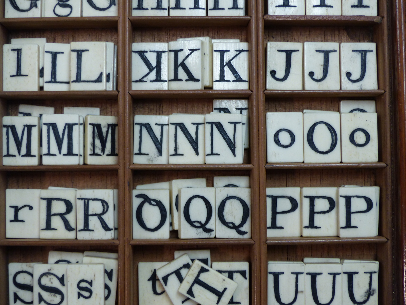 A 19TH. CENTURY BONE SPELLING ALPHABET CONTAINED WITHIN MAHOGANY SLIDE TOP BOX. APPROX 174 DOUBLE - Image 3 of 7