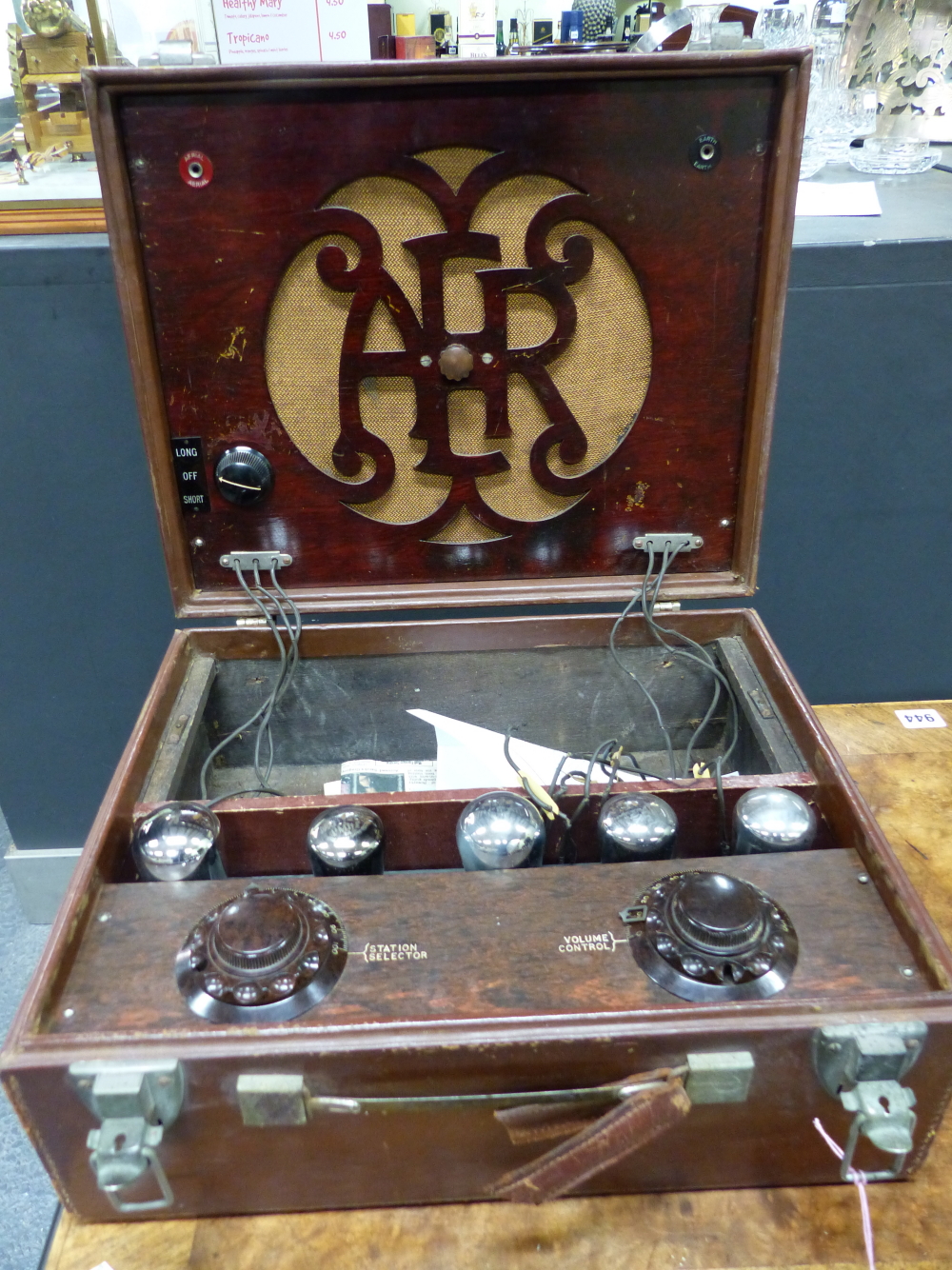 AN EARLY A.E.R. SHORT/LONG WAVE 5 VALVE RADIO IN LEATHER OUTER CASE.
