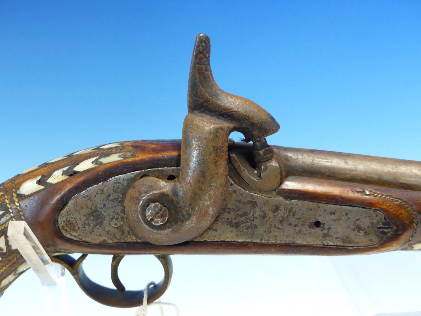 AN AFRICAN DECORATED PERCUSSION CAP PISTOL AND RAMROD, THE WOODWORK INLAID WITH MOTHER OF PEARL, THE - Bild 2 aus 8