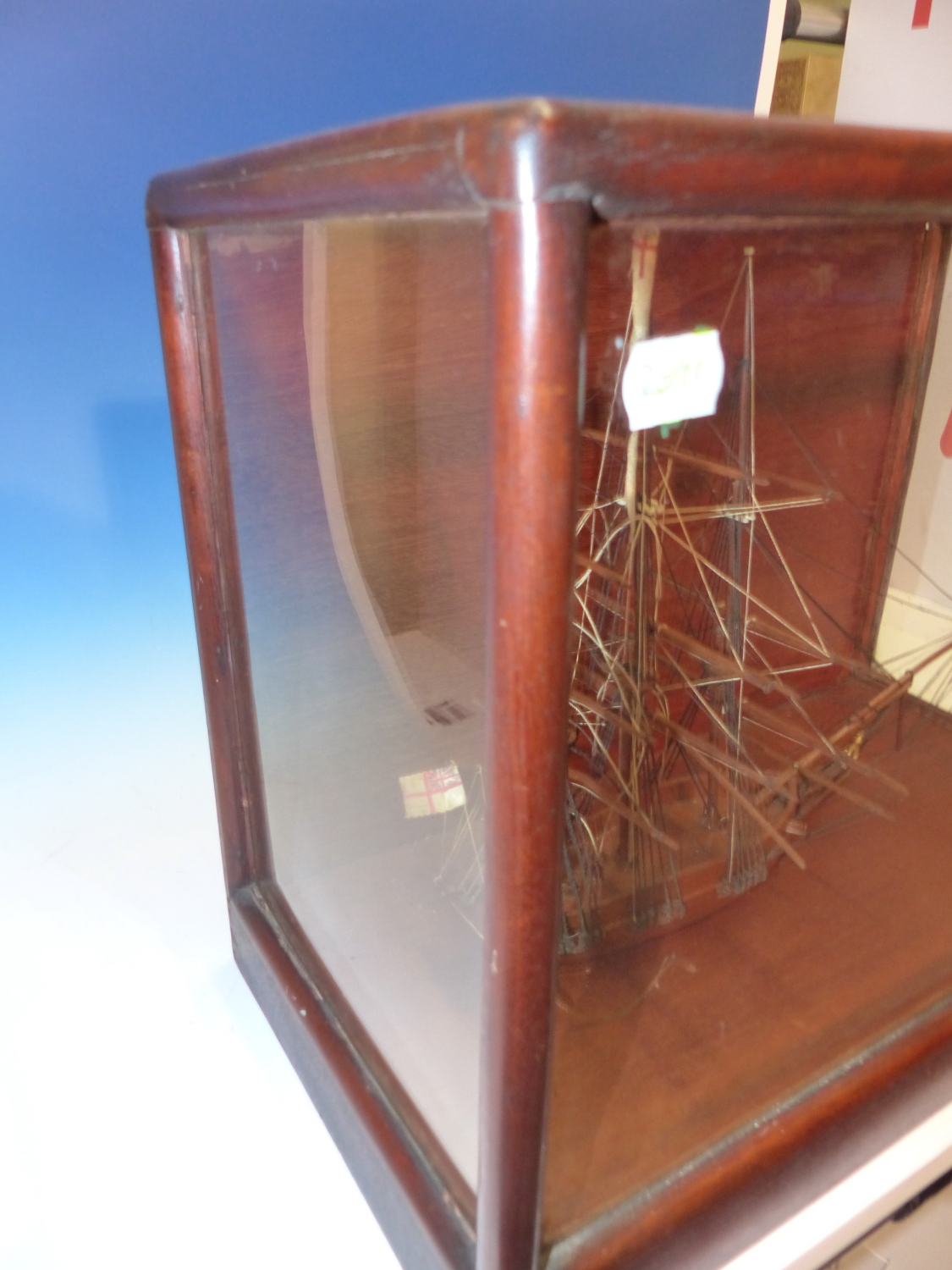 A MAHOGANY SCALE MODEL OF A THREE MASTED SHIP FLYING THE ROYAL NAVY WHITE ENSIGN AT ITS STERN AND IN - Bild 12 aus 12