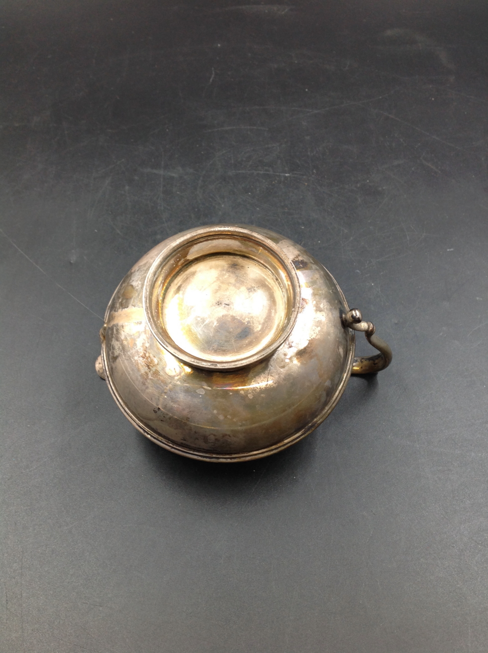 AN EDWARDIAN SILVER HALLMARKED THREE PART TEA SET COMPRISING OF TEA POT, SUGAR BOWL AND CREAMER. - Image 9 of 15