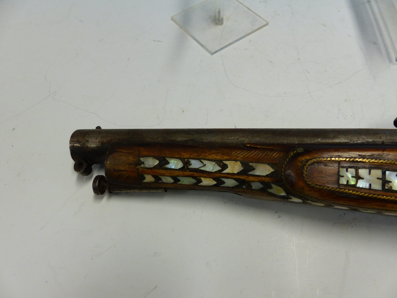 AN AFRICAN DECORATED PERCUSSION CAP PISTOL AND RAMROD, THE WOODWORK INLAID WITH MOTHER OF PEARL, THE - Bild 8 aus 8