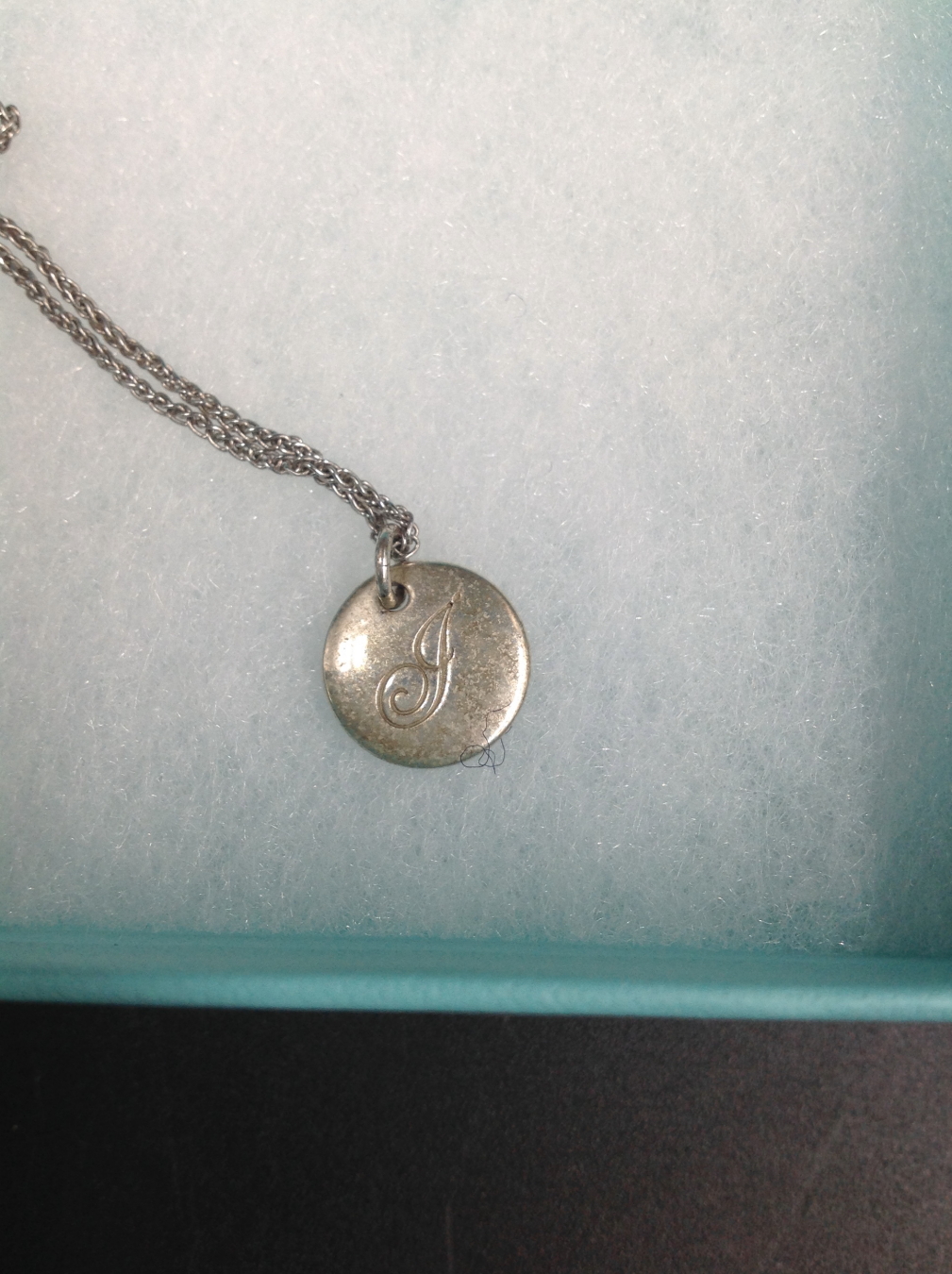 A SILVER HALLMARKED TIFFANY AND CO NOTES LETTER J DISC PENDANT COMPLETE WITH ADJUSTABLE CHAIN. - Image 2 of 5