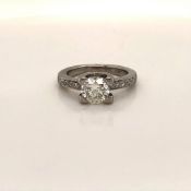 AN 18ct WHITE GOLD DIAMOND SOLITAIRE RING, CENTRALLY SET WITH A BRILLIANT CUT DIAMOND ESTIMATED