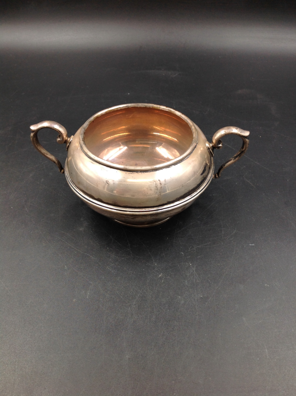 AN EDWARDIAN SILVER HALLMARKED THREE PART TEA SET COMPRISING OF TEA POT, SUGAR BOWL AND CREAMER. - Image 3 of 15