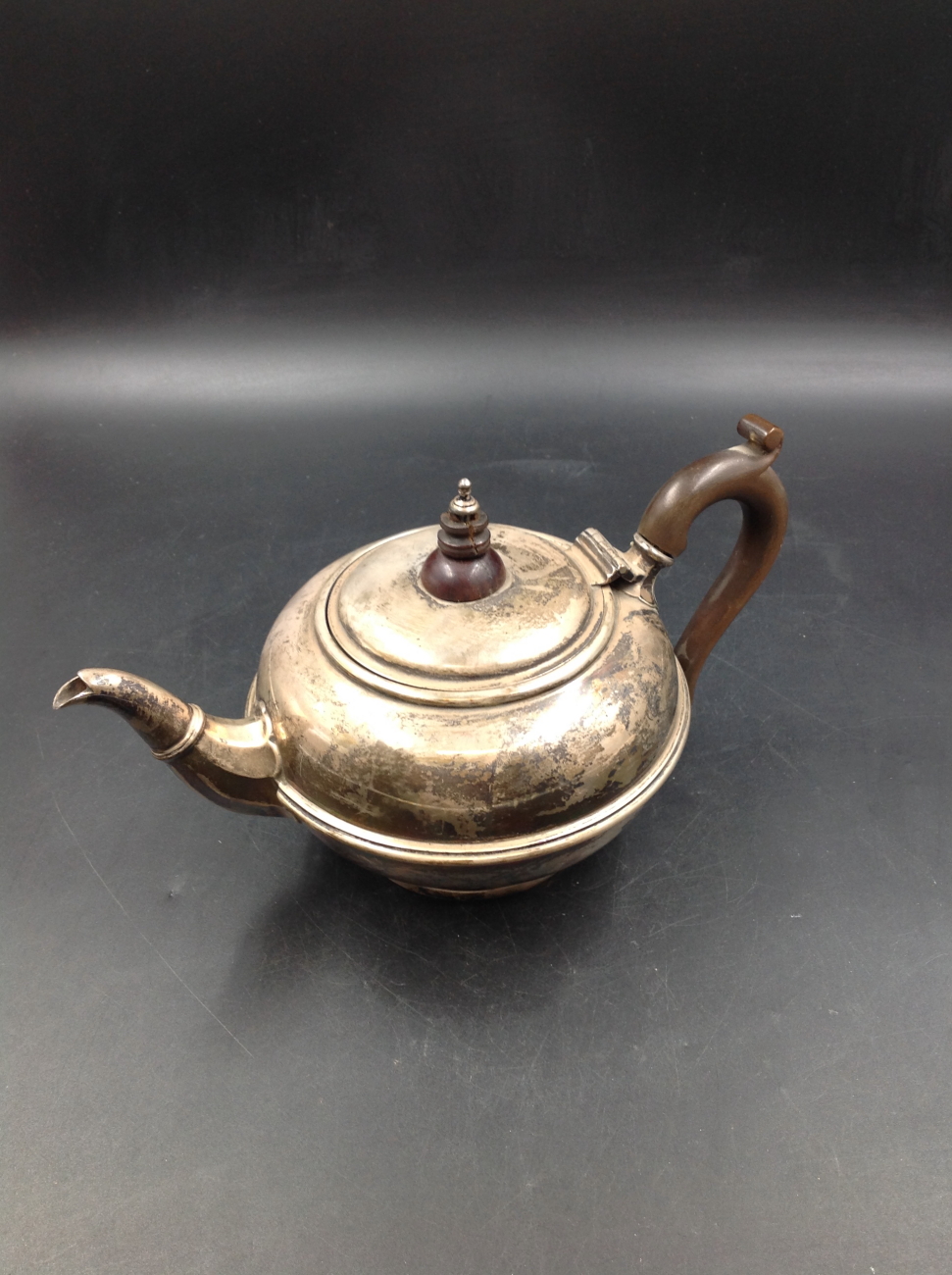 AN EDWARDIAN SILVER HALLMARKED THREE PART TEA SET COMPRISING OF TEA POT, SUGAR BOWL AND CREAMER. - Image 11 of 15