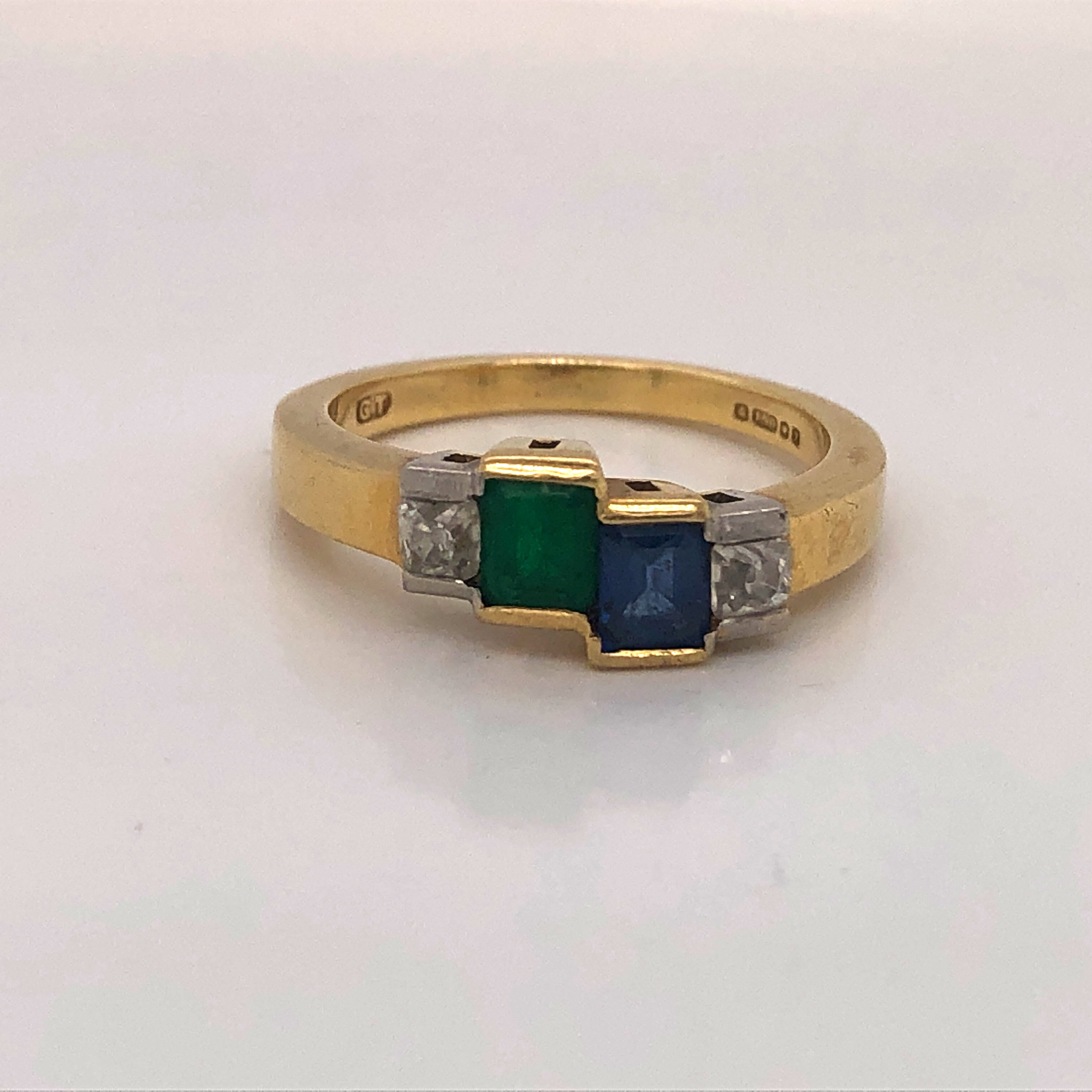 AN 18ct GOLD HALLMARKED GEOFFREY TURK HANDMADE EMERALD, SAPPHIRE AND DIAMOND RING IN AN OFFSET - Image 2 of 3