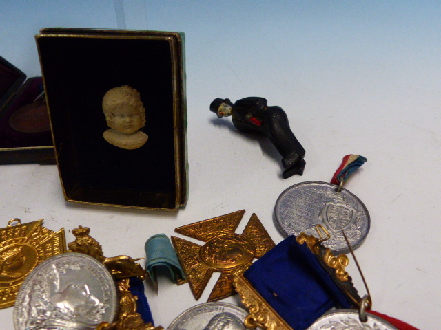 A GROUP OF BIJOUTERIE TO INCLUDE, 2 SILVER VESTA CASES, A LIDDED SILVER PILL BOX, CRICKET BALL - Image 3 of 9