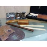 A ROWNEY OIL PAINTING BOXED SET, THREE MAHOGANY PALETTES, JAMES COLE BOXED PENCILS, A TIN BOX OF