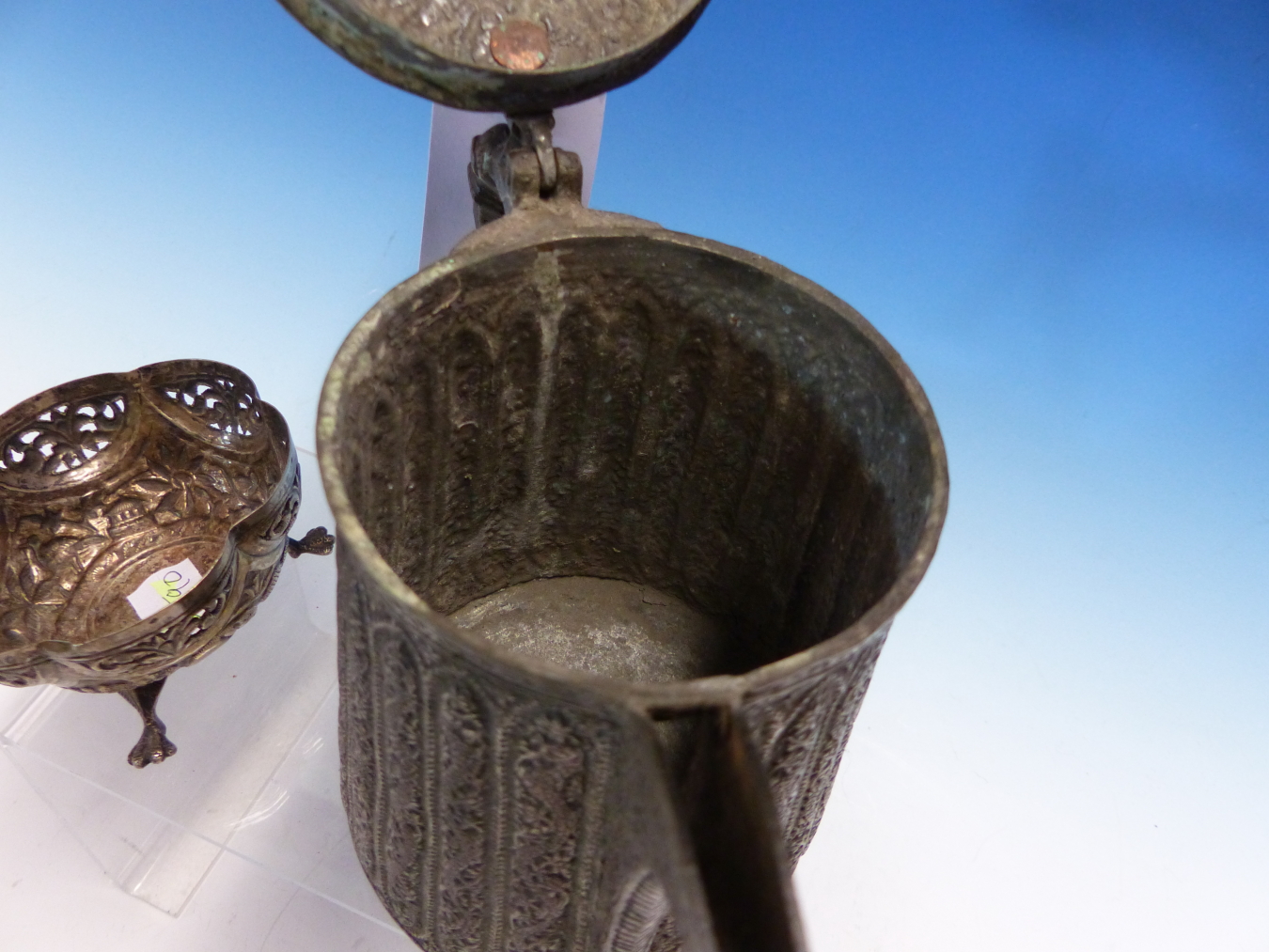AN INDIAN WHITE METAL PAW FOOTED TRIPOD BOWL. Dia 8.5cms. 57 gms. TOGETHER WITH A ZINC PLATED COPPER - Image 7 of 14