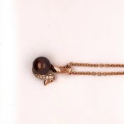 A BRONZE CULTURED PEARL AND DIAMOND PENDANT SET IN 9ct ROSE GOLD SUSPENDED ON A 9ct ROSE GOLD 48cm