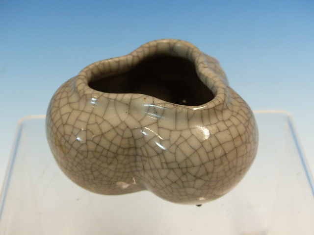 A GUAN TYPE CRACKLED GREY GLAZED TRILOBED BOWL ON THREE BROWN PEG FEET. W 9cms. - Image 2 of 8