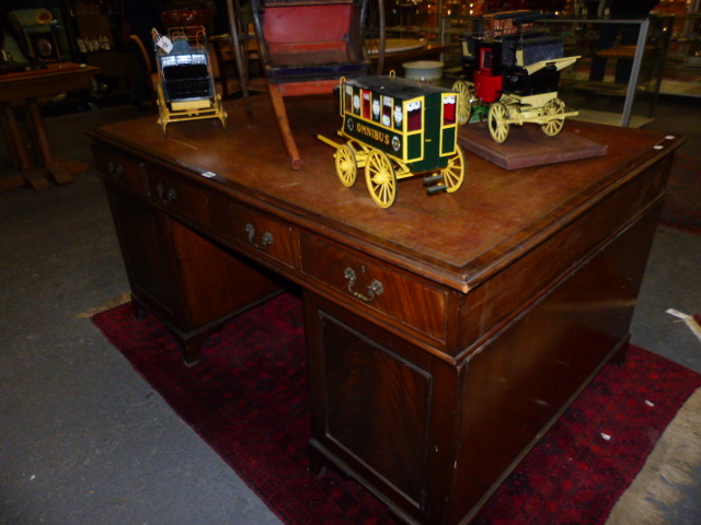 AN ANTIQUE MAHOGANY TWIN PEDESTAL PARTNER'S DESK WITH TOOLED LEATHER TOP. 153 x 106cms. - Image 5 of 8