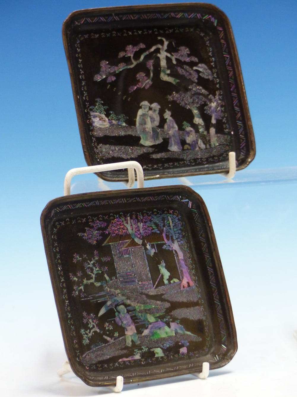 A PAIR OF LAC BURGAUTE SQUARE TRAYS, THE METAL MOUNTED RINGS ENCLOSING MOTHER OF PEARL FIGURES IN - Image 5 of 14