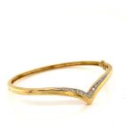 AN 18ct YELLOW GOLD DIAMOND SET WISHBONE SHAPE BANGLE WITH A HINGED OPENING AND SAFETY CLASP. WEIGHT
