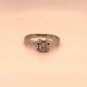 A WHITE GOLD AND DIAMOND SOLITAIRE RING, HALLMARKS RUBBED, THE CENTRAL RADIANT CUT DIAMOND IN A