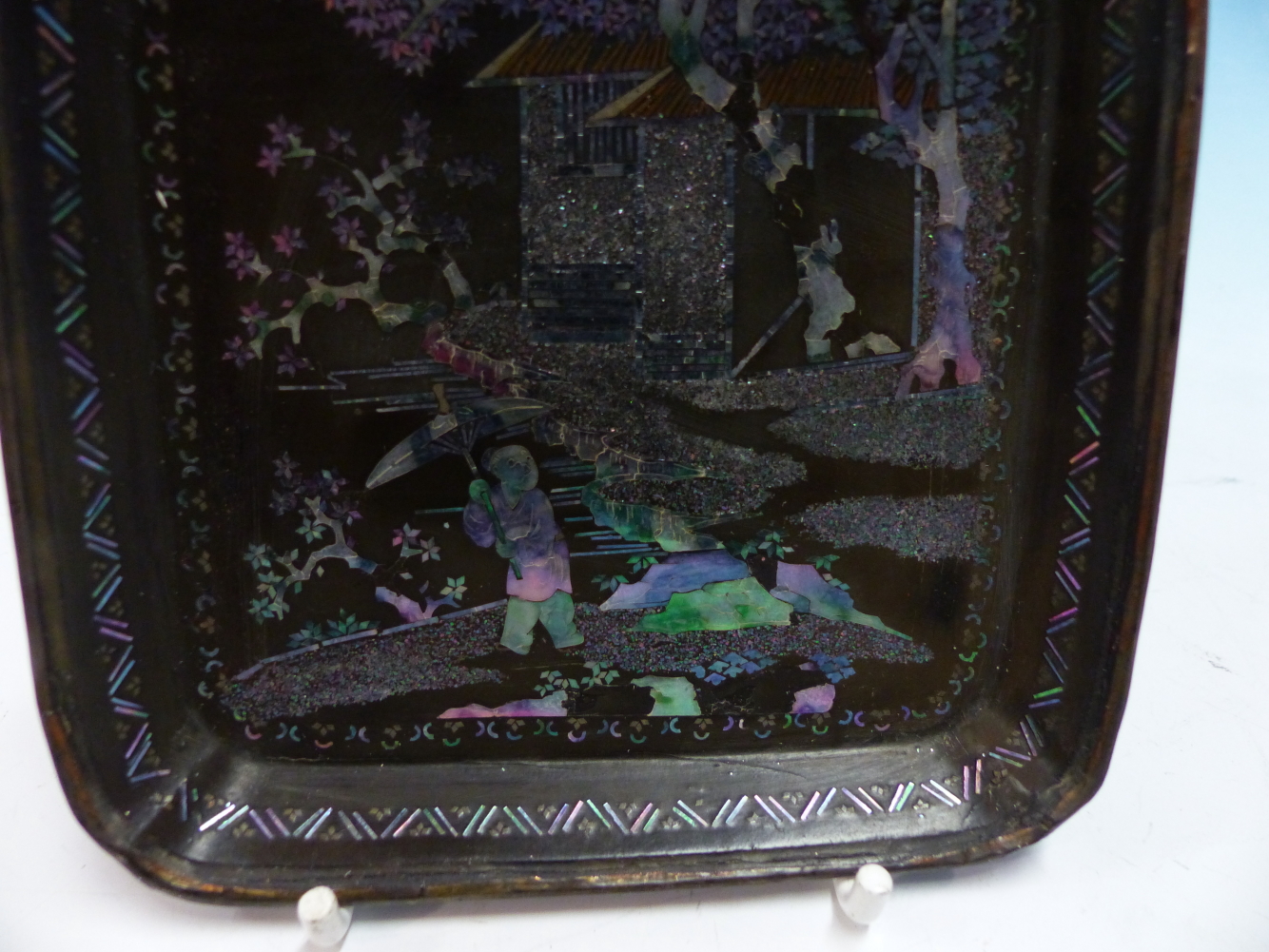 A PAIR OF LAC BURGAUTE SQUARE TRAYS, THE METAL MOUNTED RINGS ENCLOSING MOTHER OF PEARL FIGURES IN - Image 11 of 14