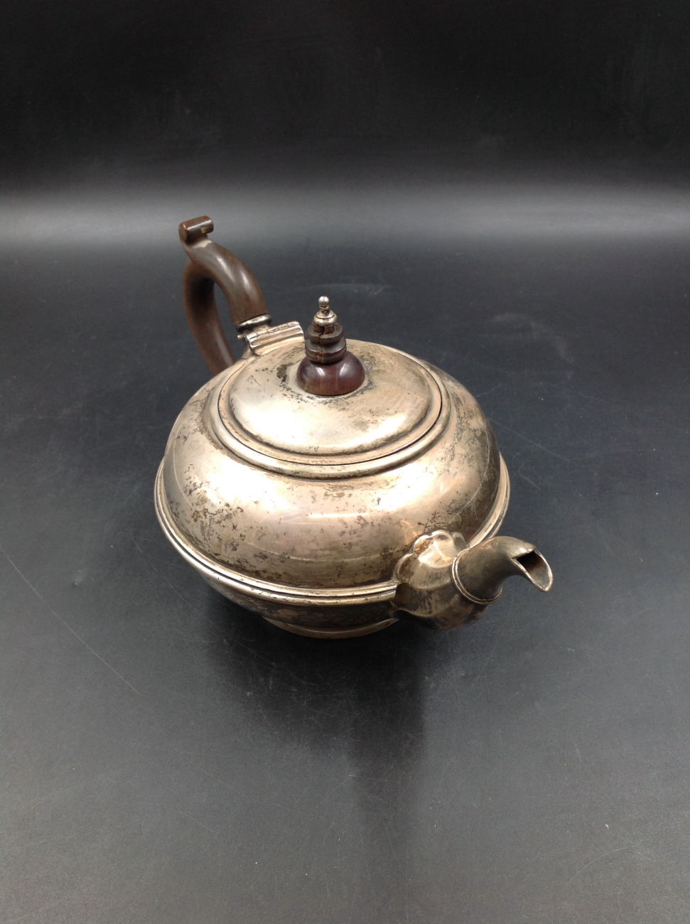 AN EDWARDIAN SILVER HALLMARKED THREE PART TEA SET COMPRISING OF TEA POT, SUGAR BOWL AND CREAMER. - Image 12 of 15