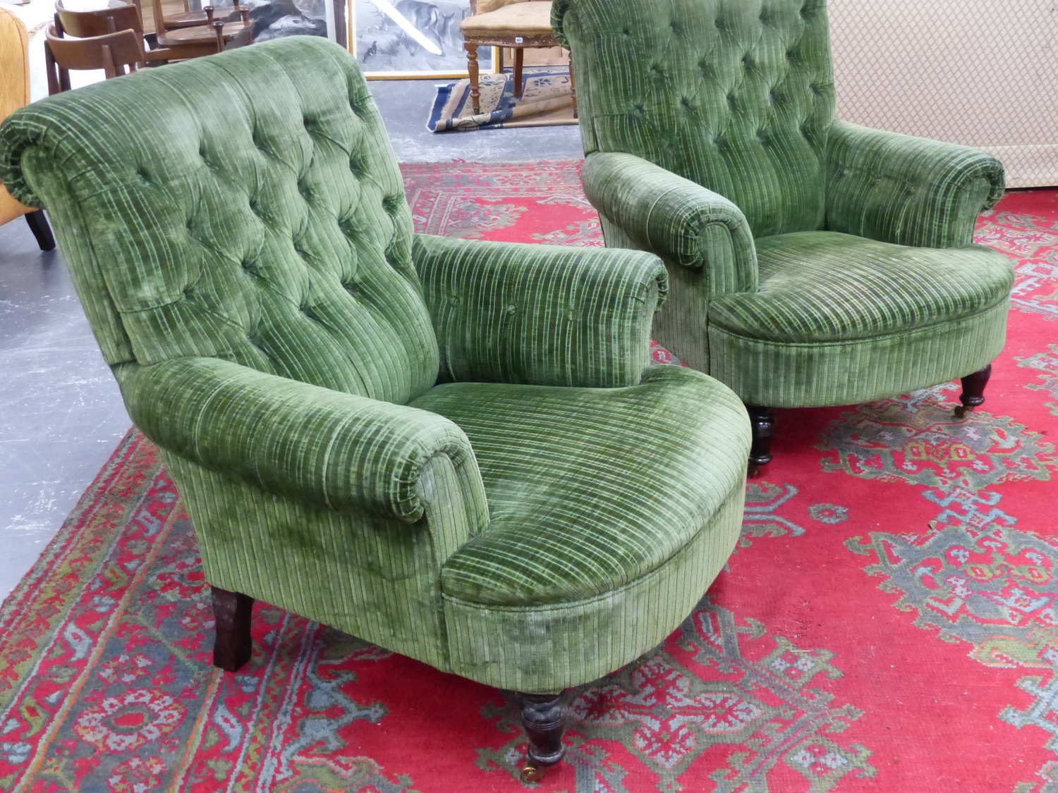 A PAIR OF GEORGE SMITH HOWARD STYLE BUTON BACK CLUB ARMCHAIRS IN GREEN VELVET UPHOLSTERY ON TURNED - Image 2 of 11