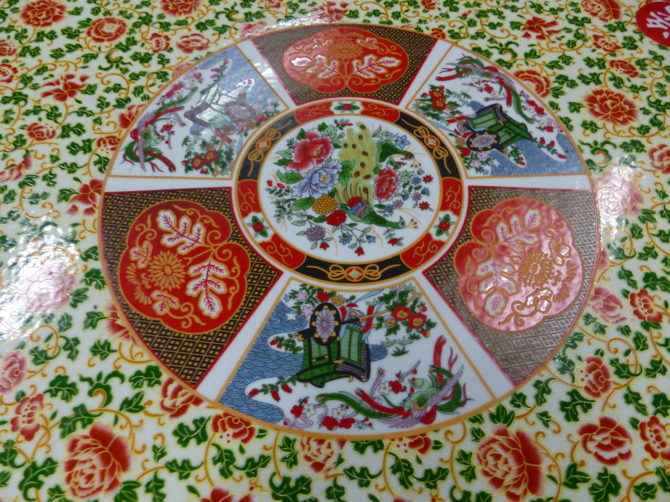 A CHINESE PORCELAIN TABLE, THE CIRCULAR REMOVABLE TOP AND COLUMNAR BASE DECORATED WITH BIRDS AND - Image 2 of 4