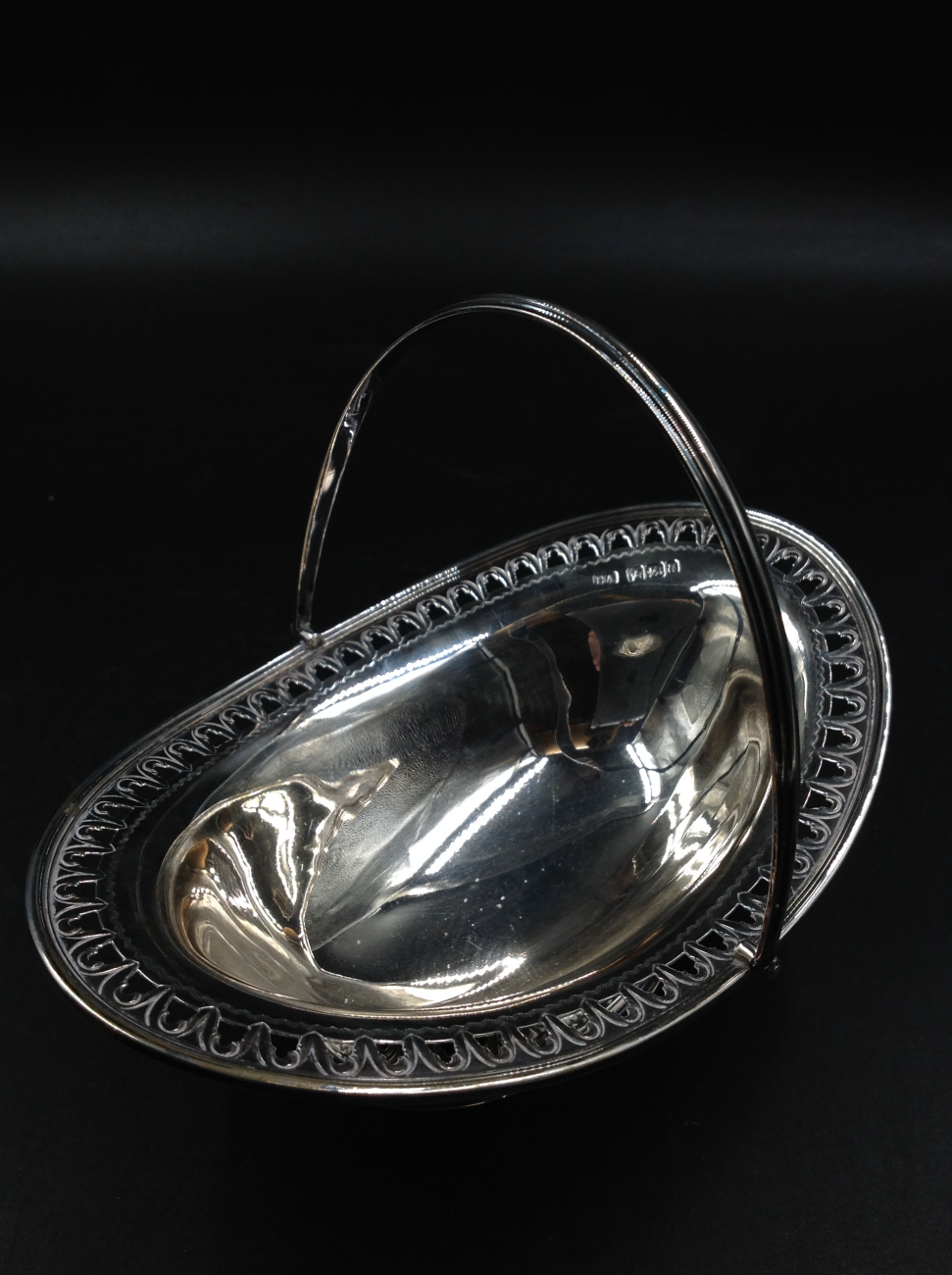 A VICTORIAN SILVER HALLMARKED POSY BASKET DATED 1893 SHEFFIELD FOR ATKIN BROTHERS TOGETHER WITH A - Image 10 of 11