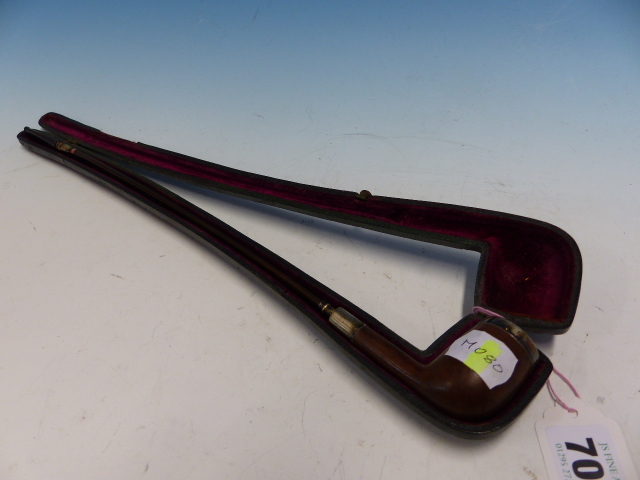 A GREEN LEATHER CASED CHURCHWARDEN PIPE, THE BRIAR BOWL AND QUILL STEM WITH PLATE ON COPPER MOUNTS. - Image 5 of 5