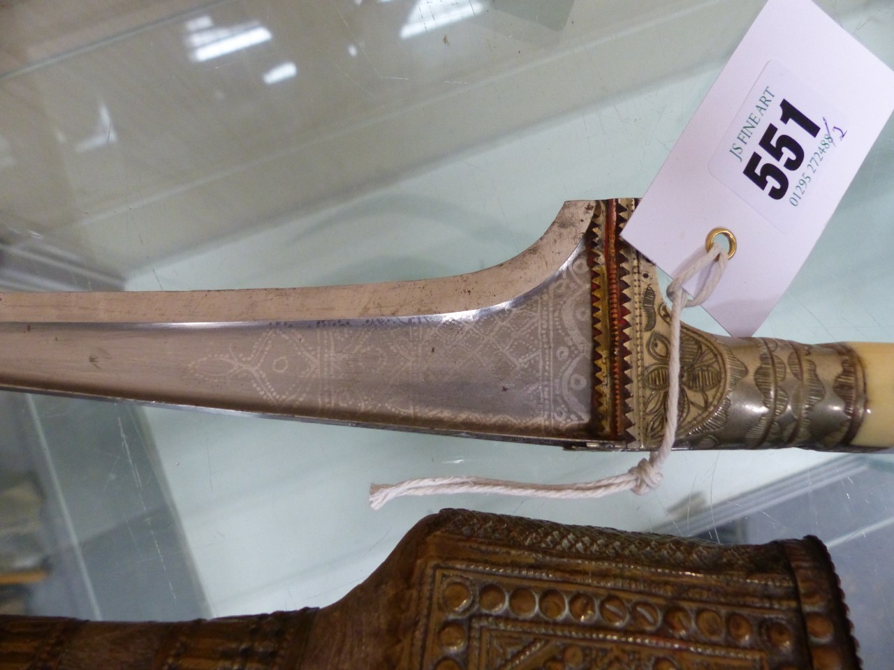 A 19th.C.EASTERN CHOORA DAGGER WITH T-SECTION BLADE, IVORY GRIPS AND ENGRAVED WHITE METAL MOUNTS - Bild 3 aus 15