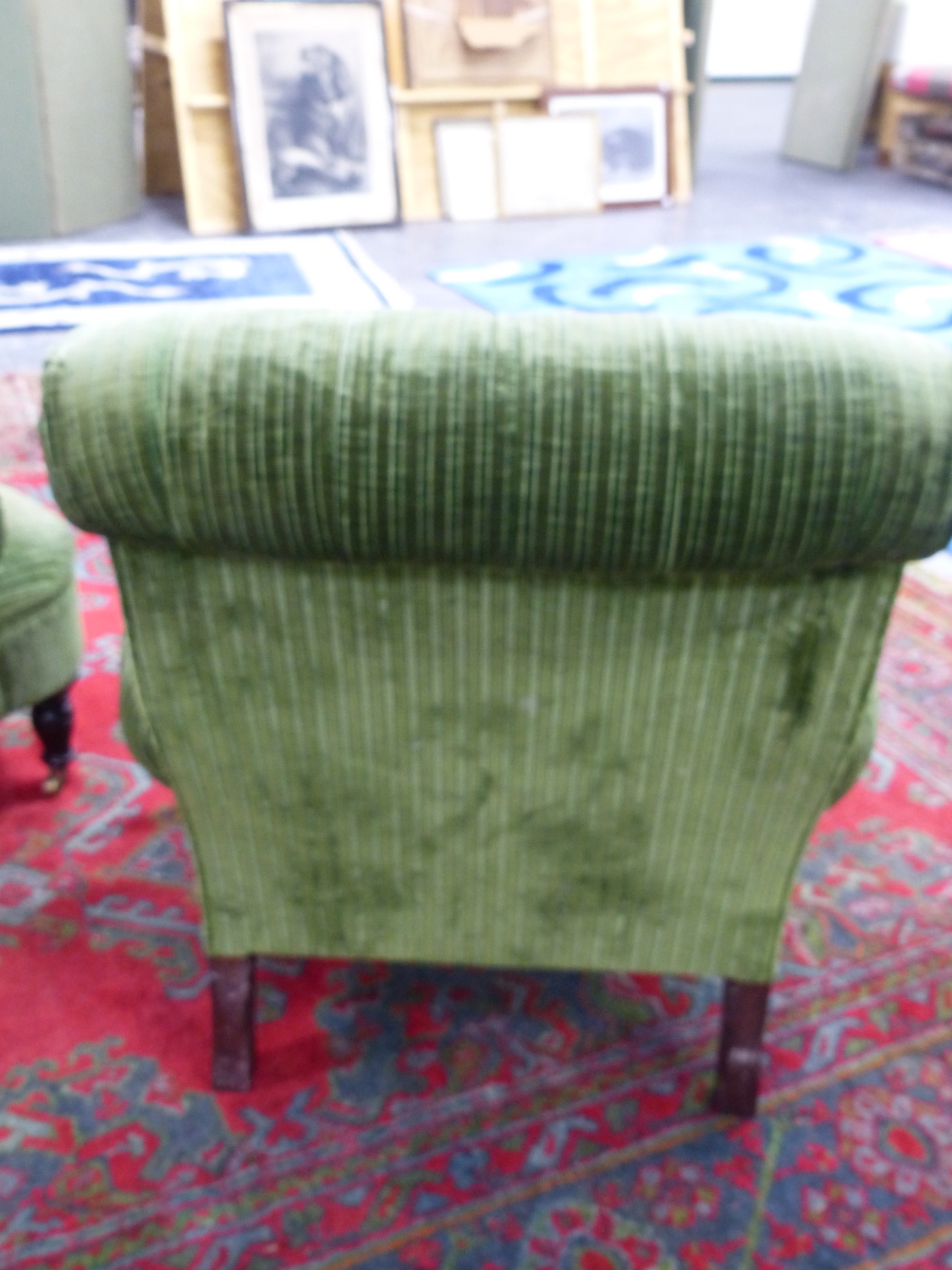 A PAIR OF GEORGE SMITH HOWARD STYLE BUTON BACK CLUB ARMCHAIRS IN GREEN VELVET UPHOLSTERY ON TURNED - Image 7 of 11