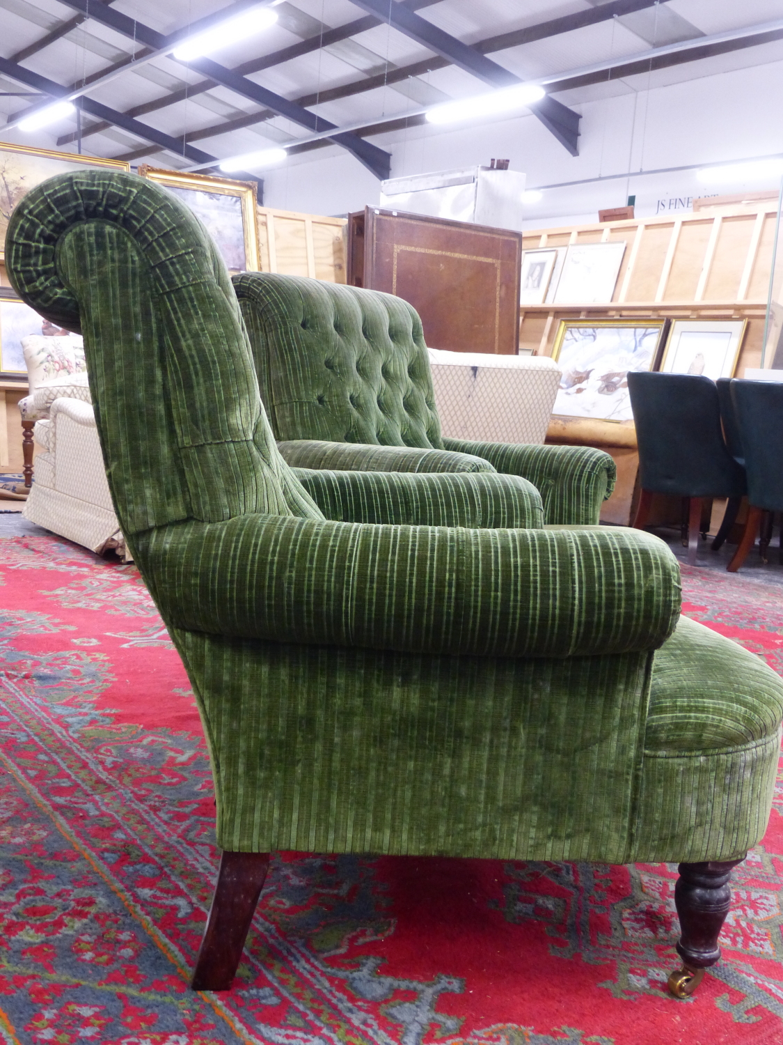 A PAIR OF GEORGE SMITH HOWARD STYLE BUTON BACK CLUB ARMCHAIRS IN GREEN VELVET UPHOLSTERY ON TURNED - Image 10 of 11