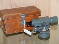 A VINTAGE WATTS SURVEYOR'S LEVEL IN LEATHER CASE.