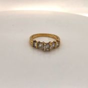 AN 18ct (MARKS RUBBED) YELLOW GOLD FIVE STONE DIAMOND RING. THE CENTRAL BRILLIANT CUT DIAMOND IN A