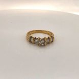 AN 18ct (MARKS RUBBED) YELLOW GOLD FIVE STONE DIAMOND RING. THE CENTRAL BRILLIANT CUT DIAMOND IN A