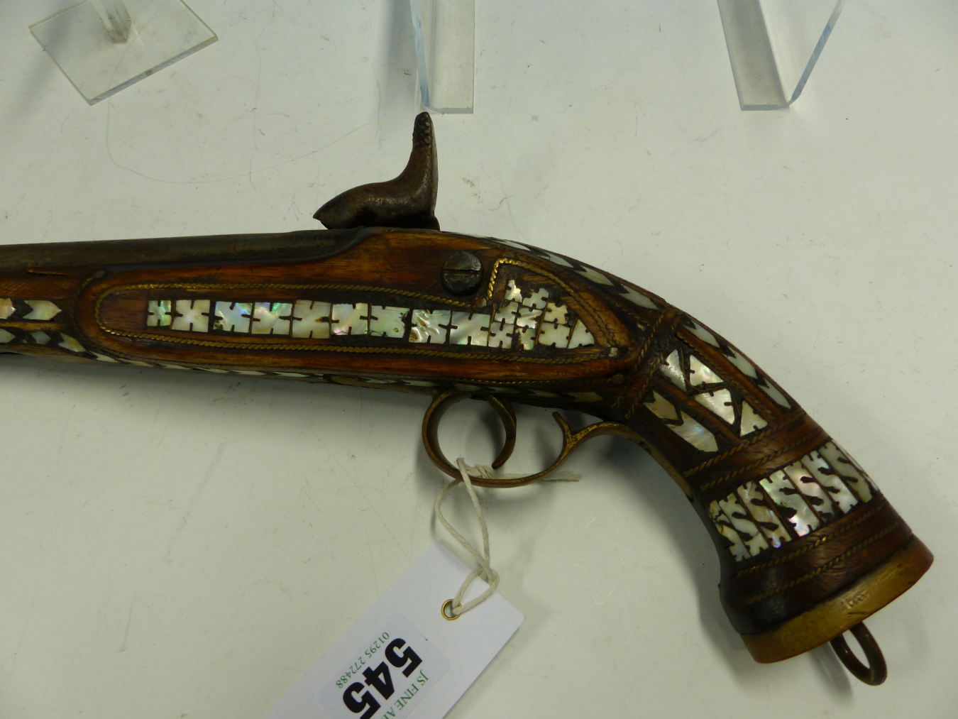 AN AFRICAN DECORATED PERCUSSION CAP PISTOL AND RAMROD, THE WOODWORK INLAID WITH MOTHER OF PEARL, THE - Bild 7 aus 8