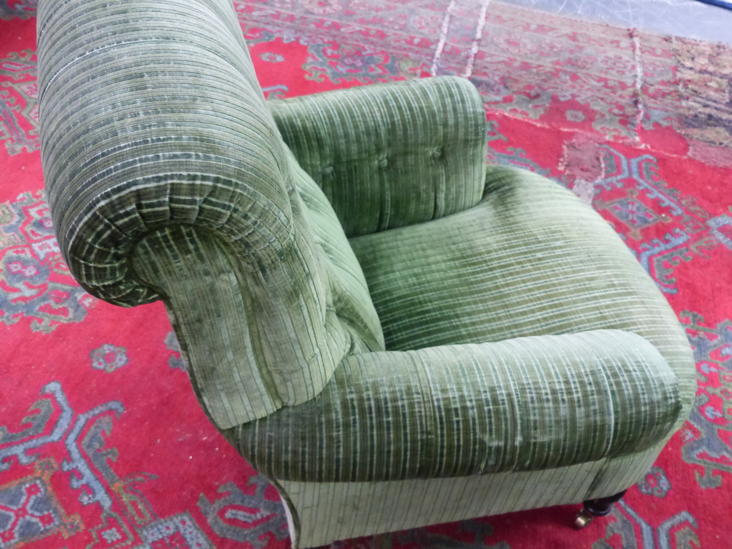 A PAIR OF GEORGE SMITH HOWARD STYLE BUTON BACK CLUB ARMCHAIRS IN GREEN VELVET UPHOLSTERY ON TURNED - Image 9 of 11