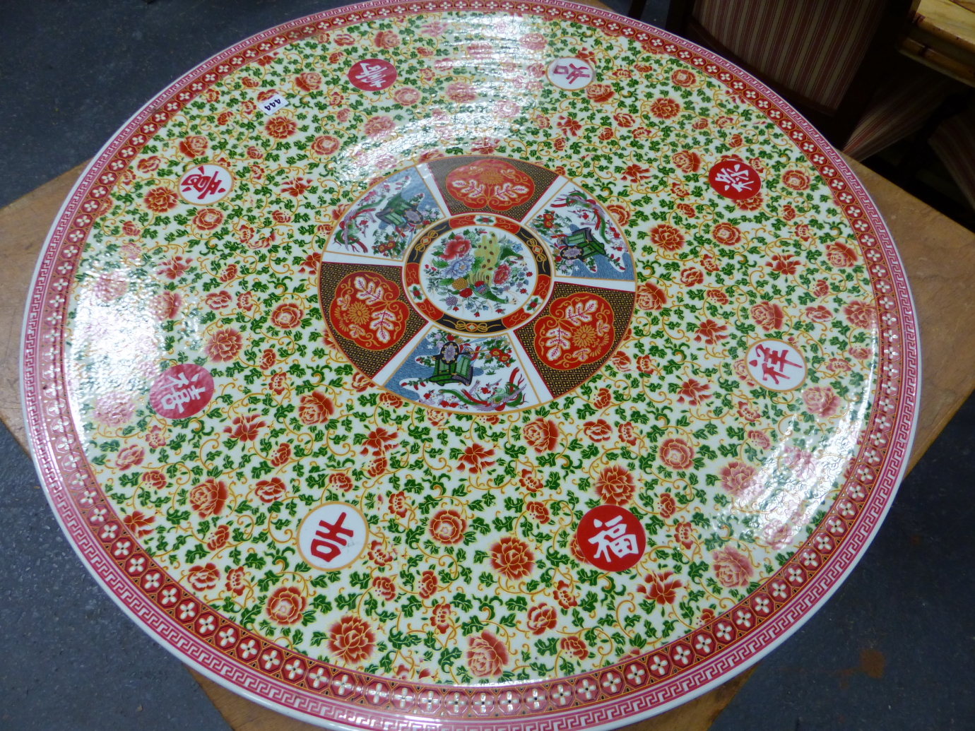 A CHINESE PORCELAIN TABLE, THE CIRCULAR REMOVABLE TOP AND COLUMNAR BASE DECORATED WITH BIRDS AND