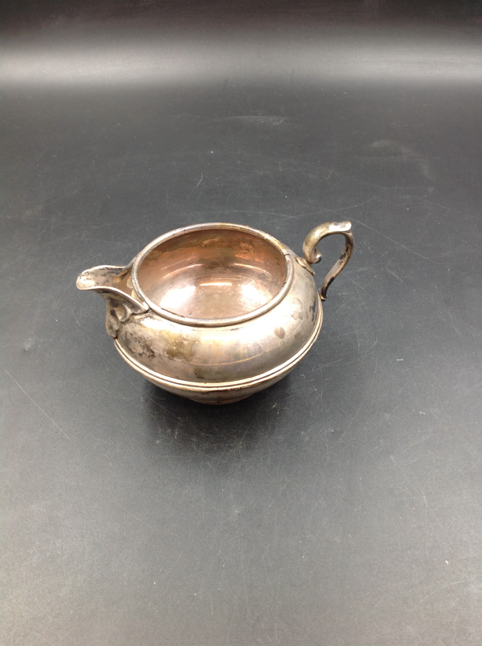 AN EDWARDIAN SILVER HALLMARKED THREE PART TEA SET COMPRISING OF TEA POT, SUGAR BOWL AND CREAMER. - Image 6 of 15