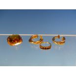 A PAIR OF 9ct GOLD TWO COLOUR HOOP EARRINGS, AN 18ct GOLD FIVE STONE GARNET CARVED HALF HOOP RING, A