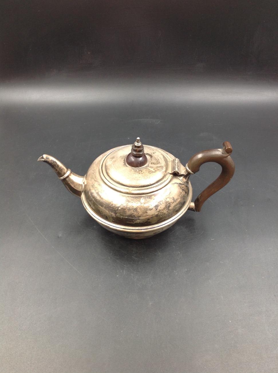 AN EDWARDIAN SILVER HALLMARKED THREE PART TEA SET COMPRISING OF TEA POT, SUGAR BOWL AND CREAMER. - Image 10 of 15