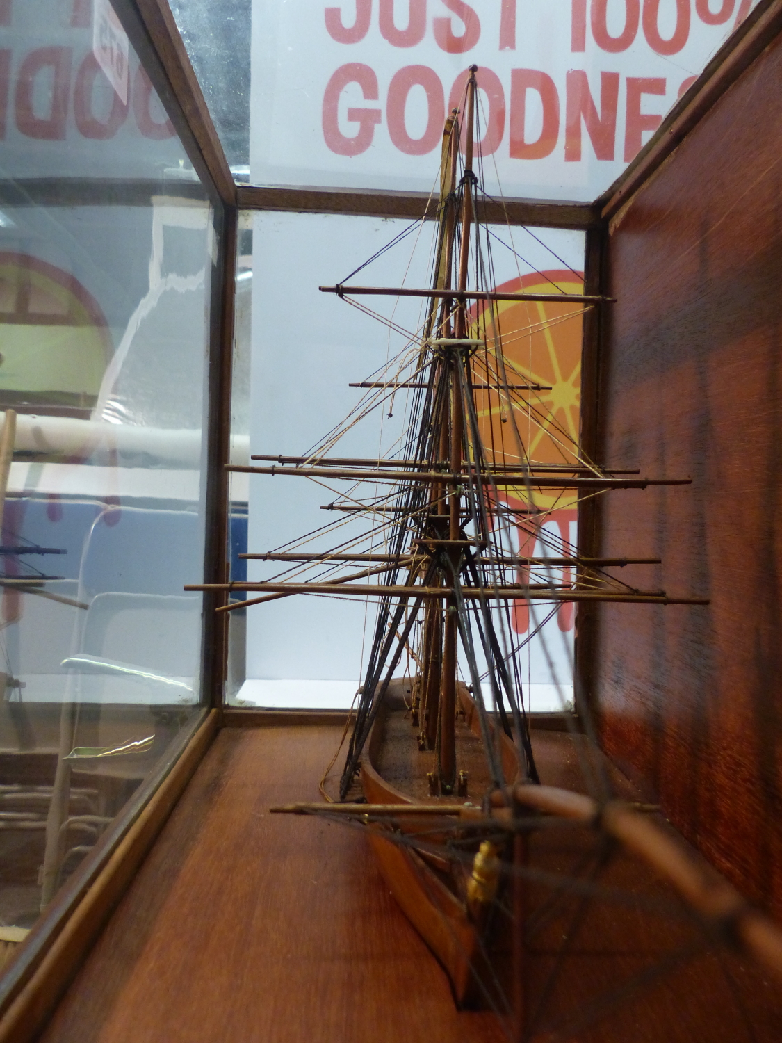 A MAHOGANY SCALE MODEL OF A THREE MASTED SHIP FLYING THE ROYAL NAVY WHITE ENSIGN AT ITS STERN AND IN - Bild 9 aus 12